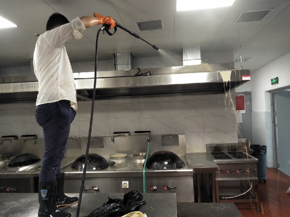 大型油烟机清洗：专业方法与高效设备的重要性